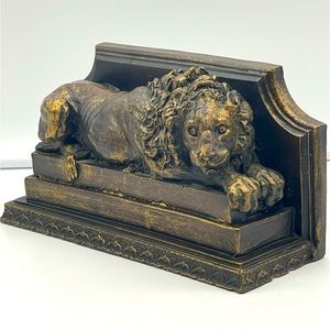 Murobello Bookend: Detailed Resin Lion Sculpture Bronze Finish Lying on Platform